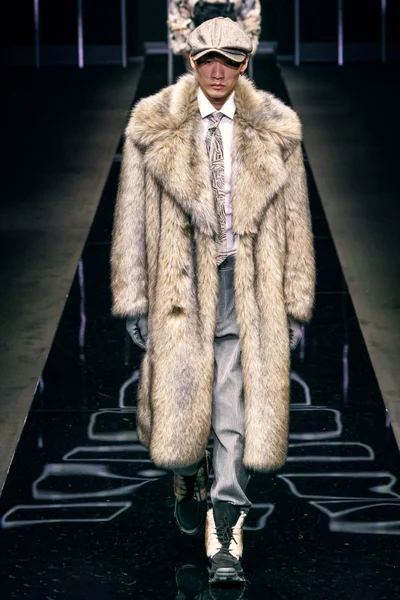 Look 100